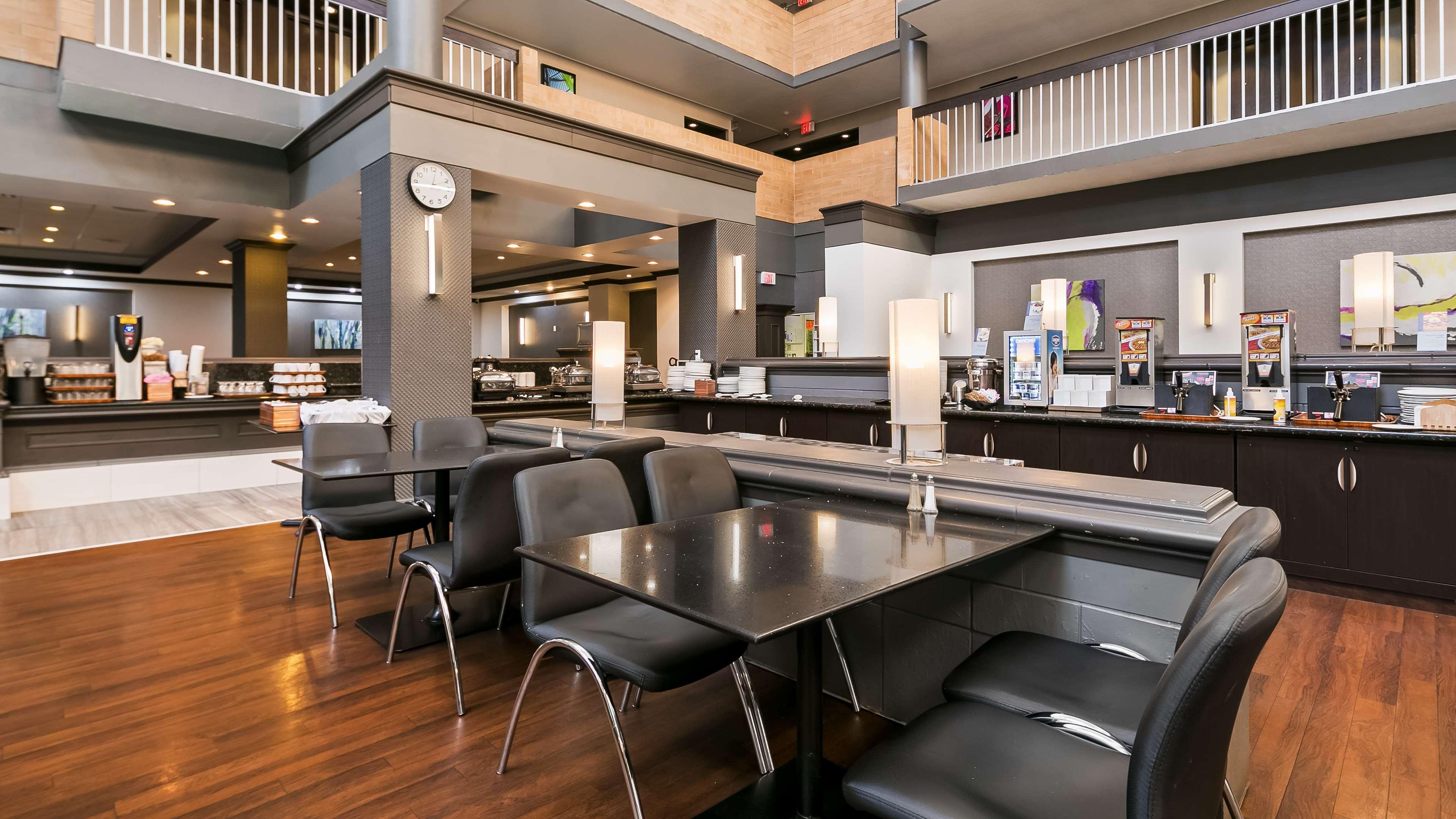 Best Western Plus Village Park Inn Calgary Exterior photo