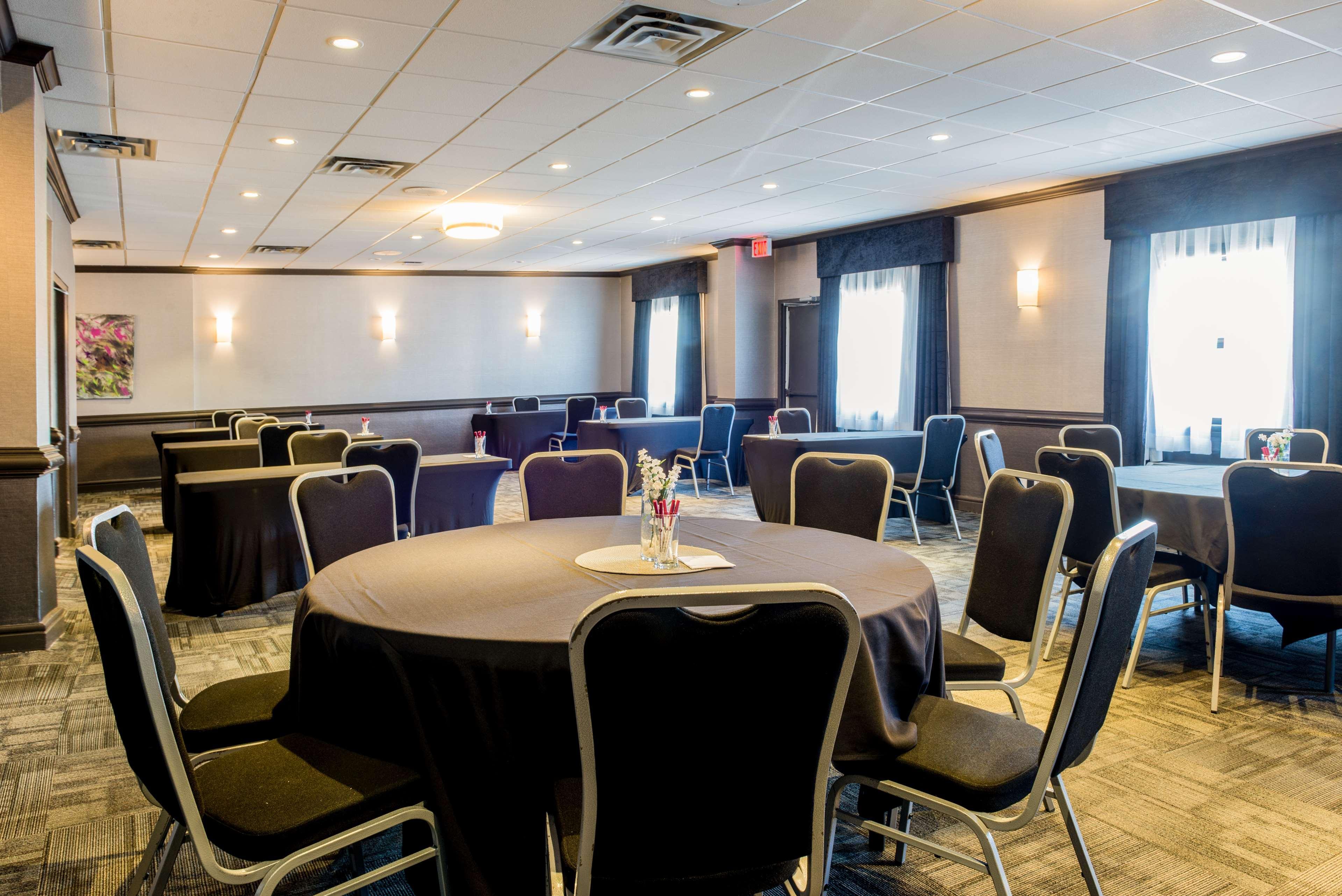 Best Western Plus Village Park Inn Calgary Exterior photo