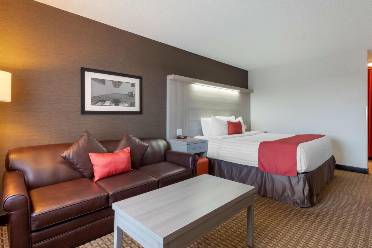 Best Western Plus Village Park Inn Calgary Exterior photo