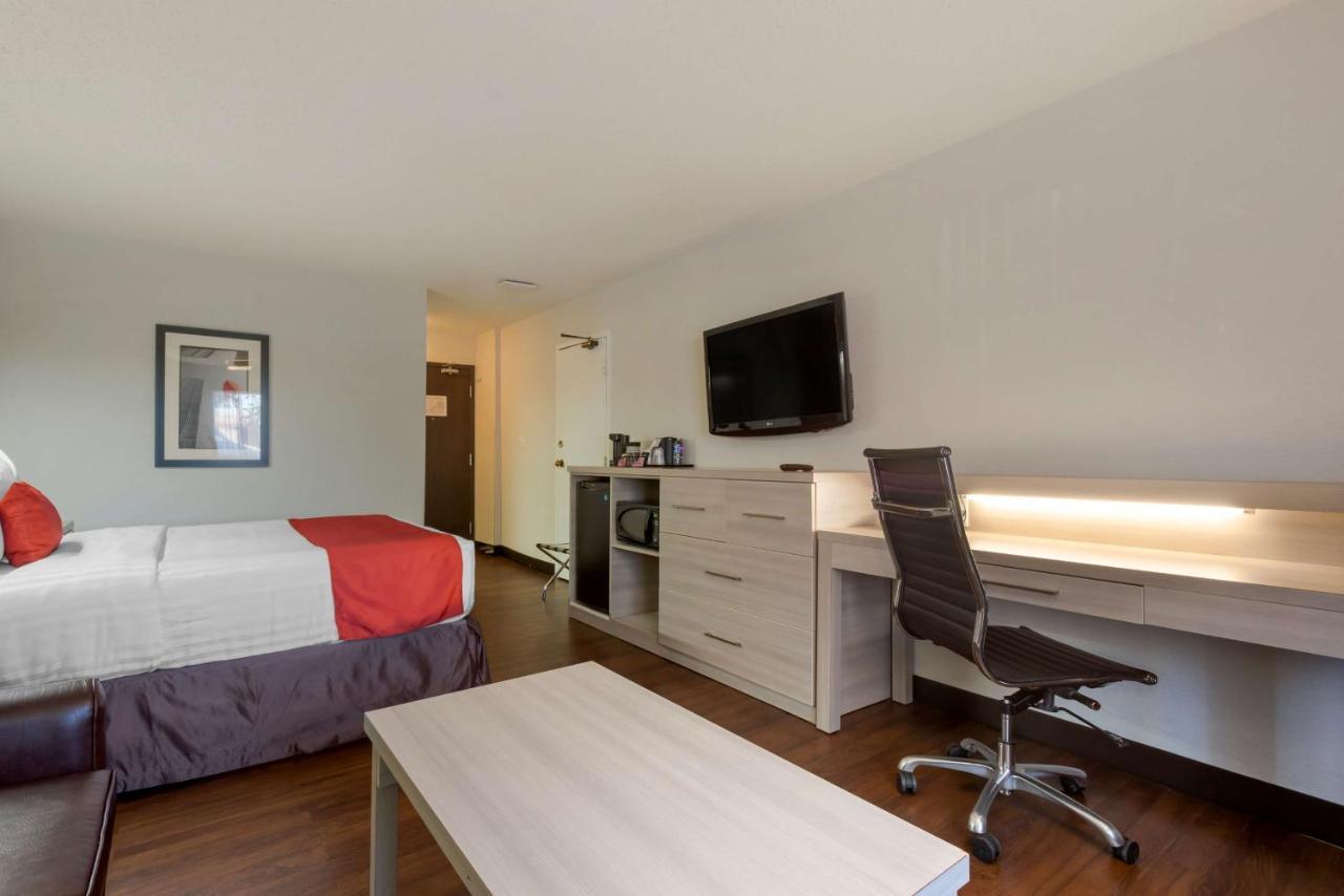 Best Western Plus Village Park Inn Calgary Exterior photo