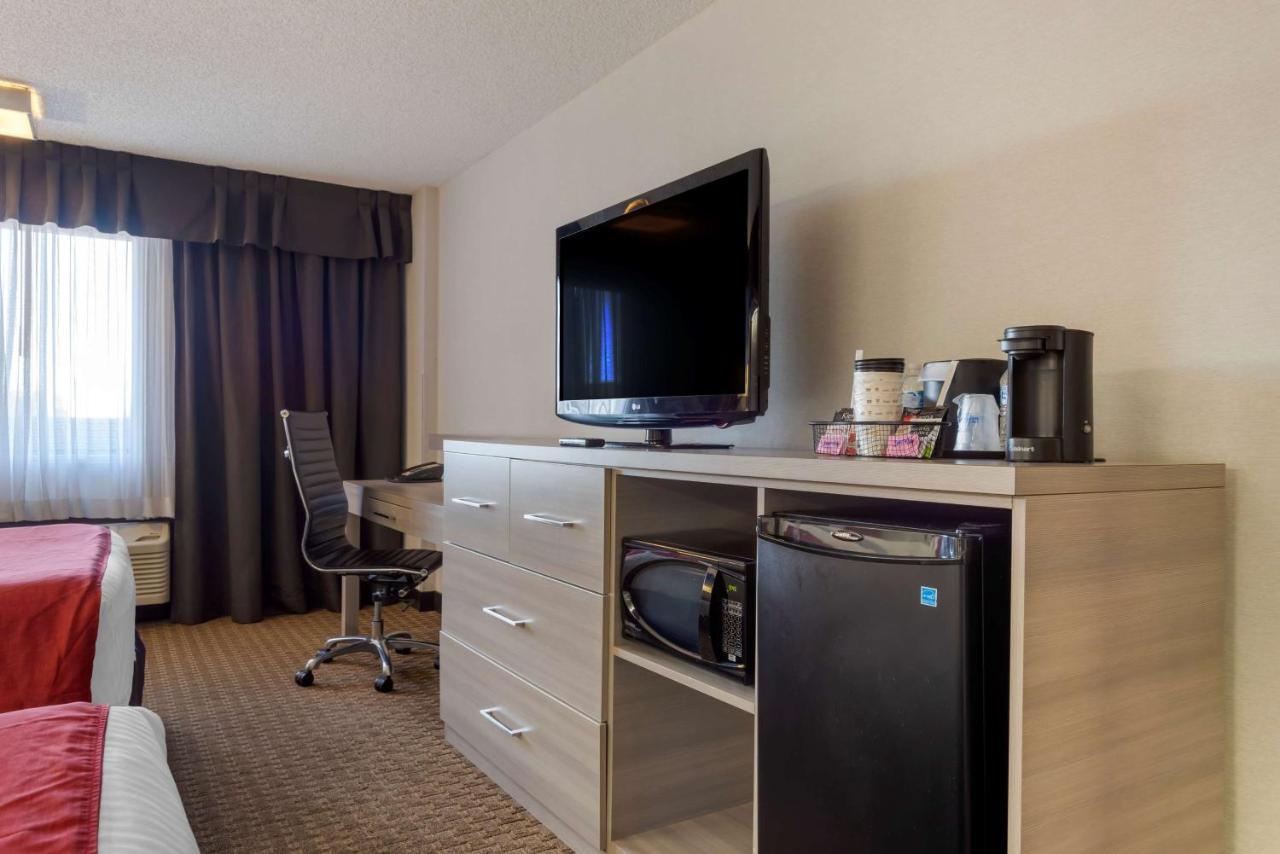 Best Western Plus Village Park Inn Calgary Exterior photo